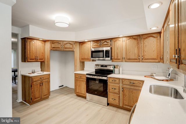 2020 WINDING RD, York, PA 17408