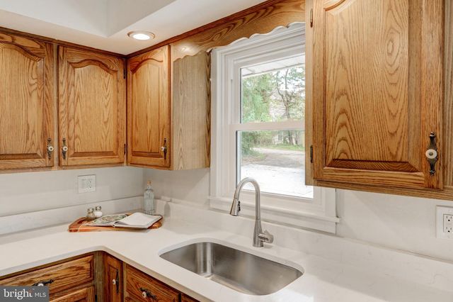 2020 WINDING RD, York, PA 17408