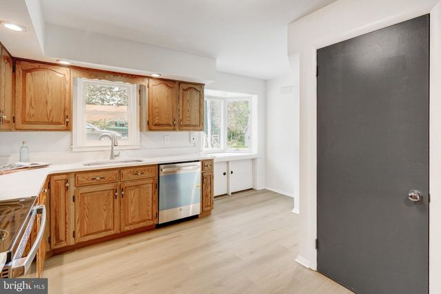 2020 WINDING RD, York, PA 17408