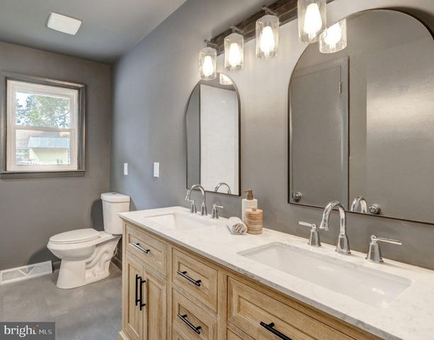 2020 WINDING RD, York, PA 17408