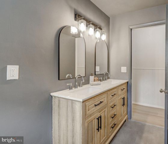 2020 WINDING RD, York, PA 17408