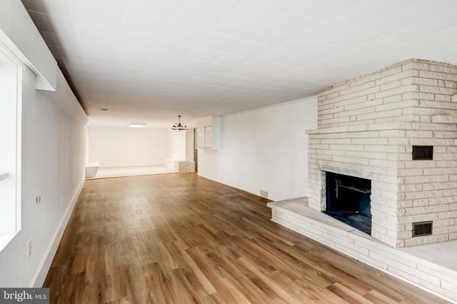 2020 WINDING RD, York, PA 17408