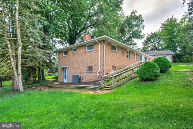 2020 WINDING RD, York, PA 17408