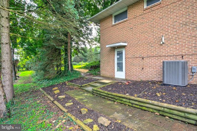 2020 WINDING RD, York, PA 17408