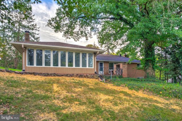 2020 WINDING RD, York, PA 17408