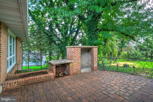 2020 WINDING RD, York, PA 17408