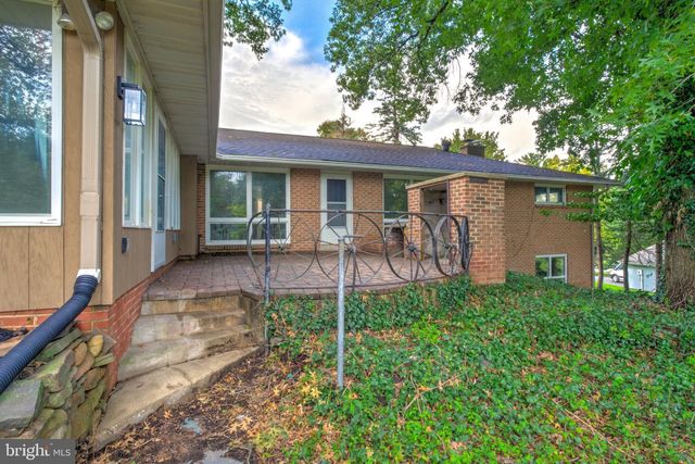2020 WINDING RD, York, PA 17408