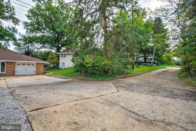 2020 WINDING RD, York, PA 17408