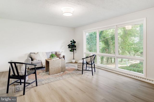 2020 WINDING RD, York, PA 17408