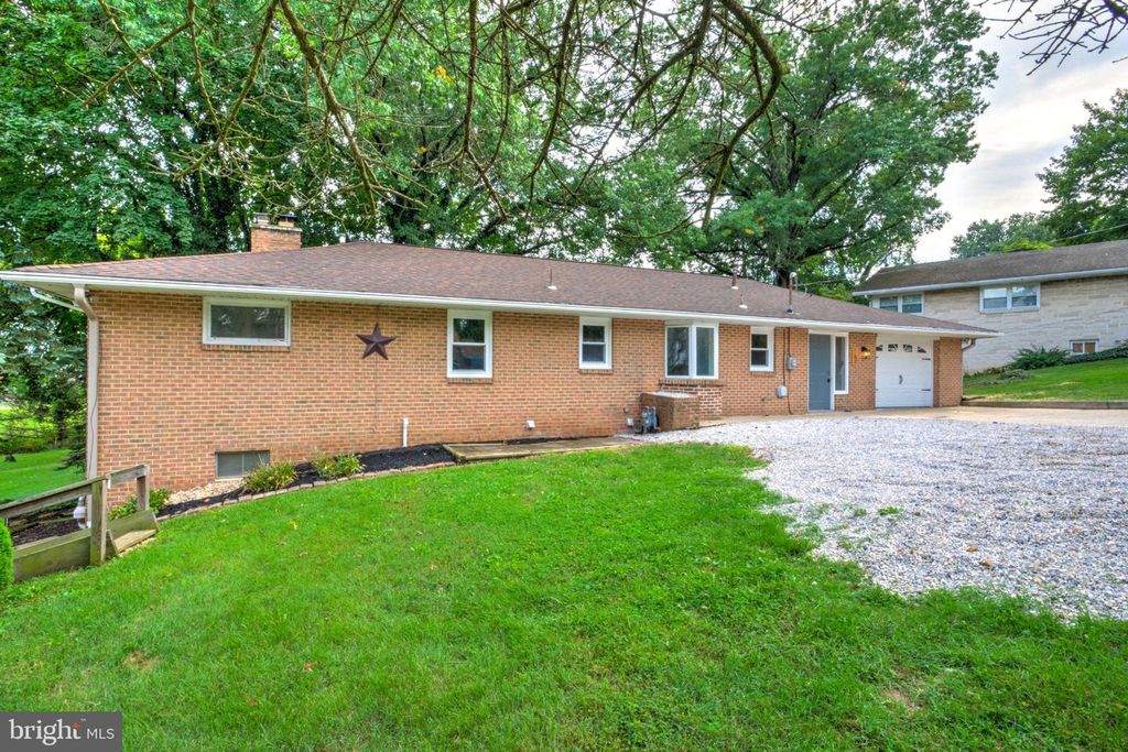 2020 WINDING RD, York, PA 17408