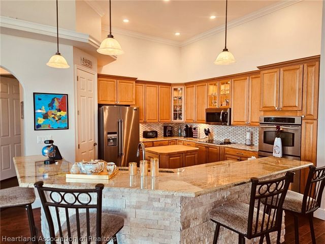 560 Sunset Pointe Drive, Lake Placid, FL 33852