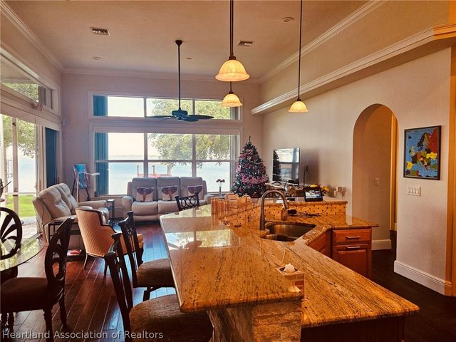 560 Sunset Pointe Drive, Lake Placid, FL 33852