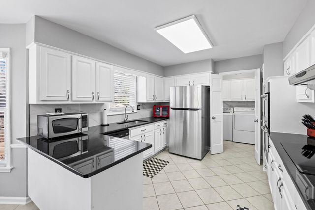 7964 DOVIE LN, Germantown, TN 38138