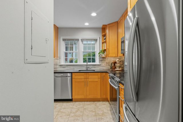 2923 S WOODSTOCK ST #B, Arlington, VA 22206