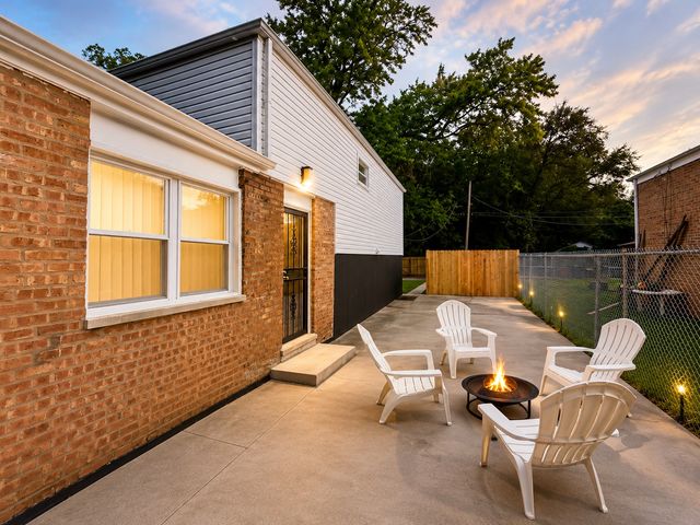 8820 S Princeton Avenue, Chicago, IL 60620