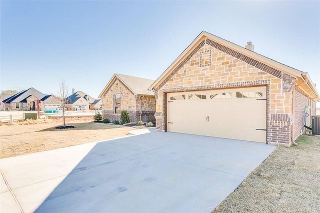 320 Oar Wood Drive, Granbury, TX 76049