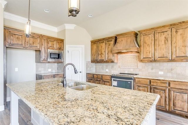 320 Oar Wood Drive, Granbury, TX 76049