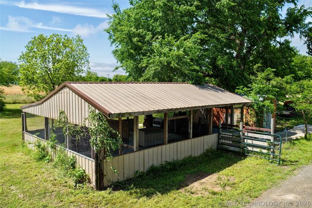 424398 Texanna Road, Checotah, OK 74426