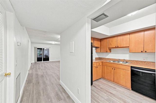 3807 N OAK DRIVE D41, Tampa, FL 33611