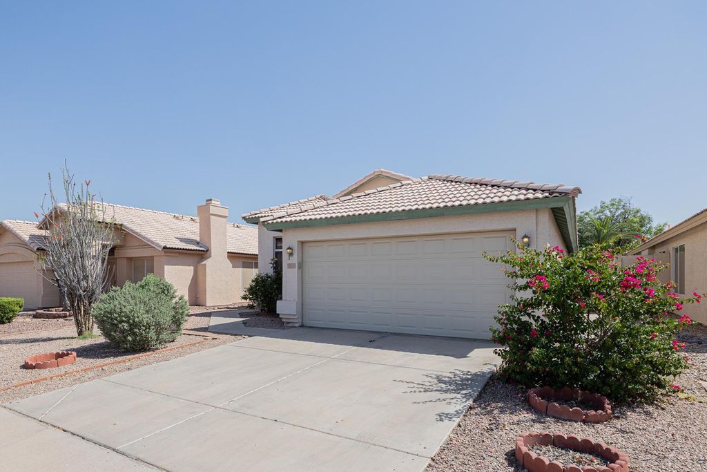 601 S Silverbrush Drive, Chandler, AZ 85226