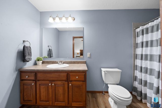 1009 Honeysuckle Dr, Harrisburg, SD 57032