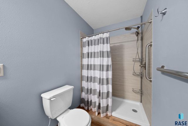 1009 Honeysuckle Dr, Harrisburg, SD 57032