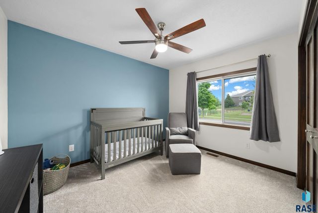 1009 Honeysuckle Dr, Harrisburg, SD 57032