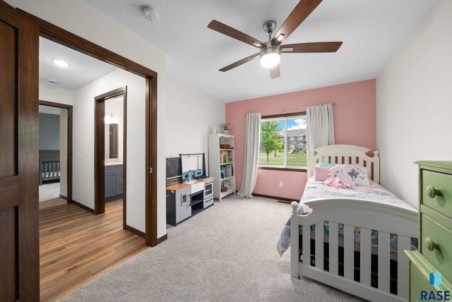 1009 Honeysuckle Dr, Harrisburg, SD 57032