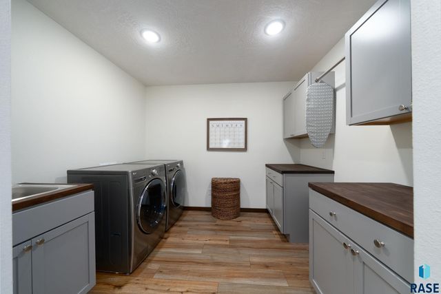 1009 Honeysuckle Dr, Harrisburg, SD 57032