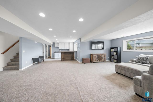 1009 Honeysuckle Dr, Harrisburg, SD 57032