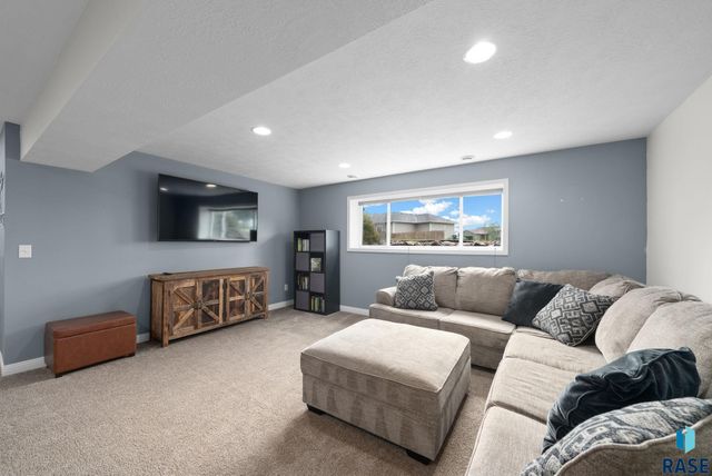 1009 Honeysuckle Dr, Harrisburg, SD 57032