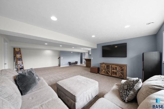 1009 Honeysuckle Dr, Harrisburg, SD 57032