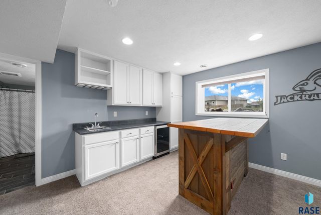 1009 Honeysuckle Dr, Harrisburg, SD 57032