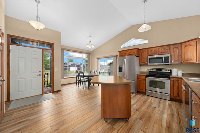 1009 Honeysuckle Dr, Harrisburg, SD 57032