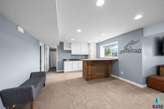 1009 Honeysuckle Dr, Harrisburg, SD 57032