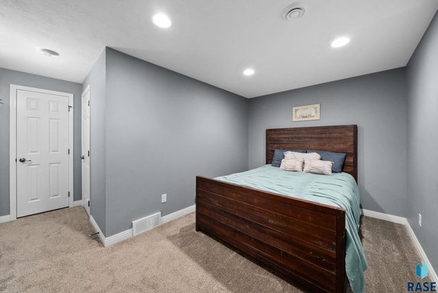 1009 Honeysuckle Dr, Harrisburg, SD 57032