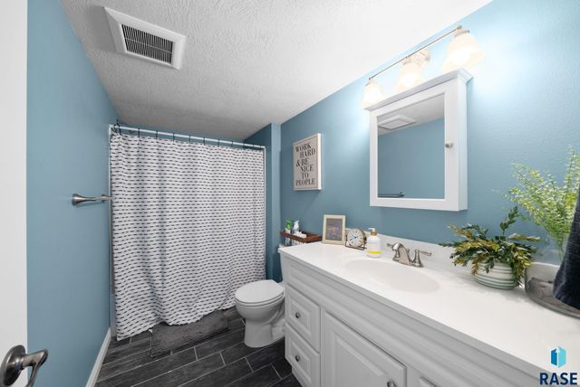 1009 Honeysuckle Dr, Harrisburg, SD 57032