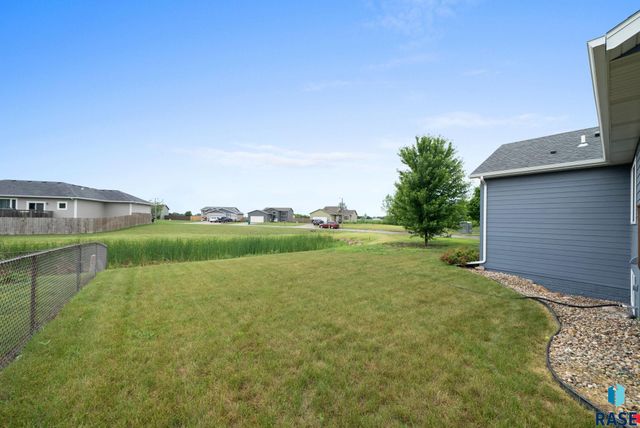 1009 Honeysuckle Dr, Harrisburg, SD 57032
