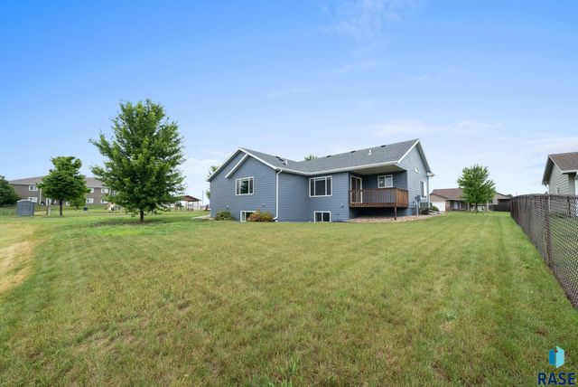 1009 Honeysuckle Dr, Harrisburg, SD 57032