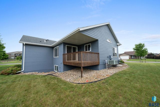 1009 Honeysuckle Dr, Harrisburg, SD 57032