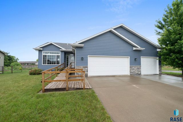 1009 Honeysuckle Dr, Harrisburg, SD 57032