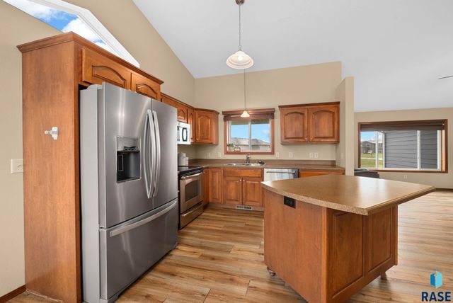 1009 Honeysuckle Dr, Harrisburg, SD 57032