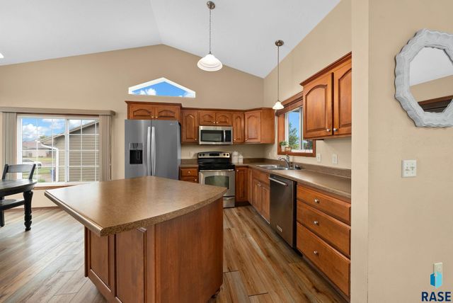 1009 Honeysuckle Dr, Harrisburg, SD 57032