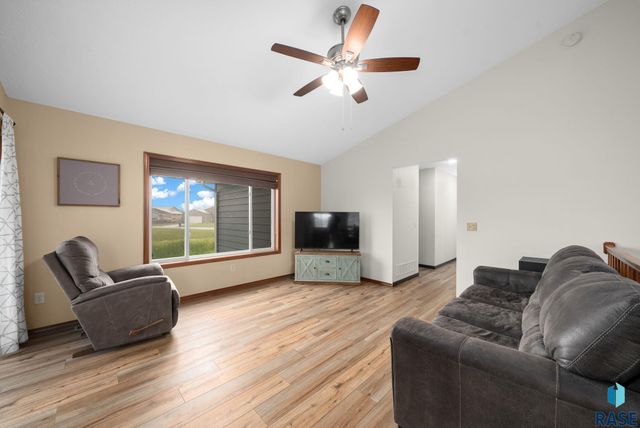 1009 Honeysuckle Dr, Harrisburg, SD 57032