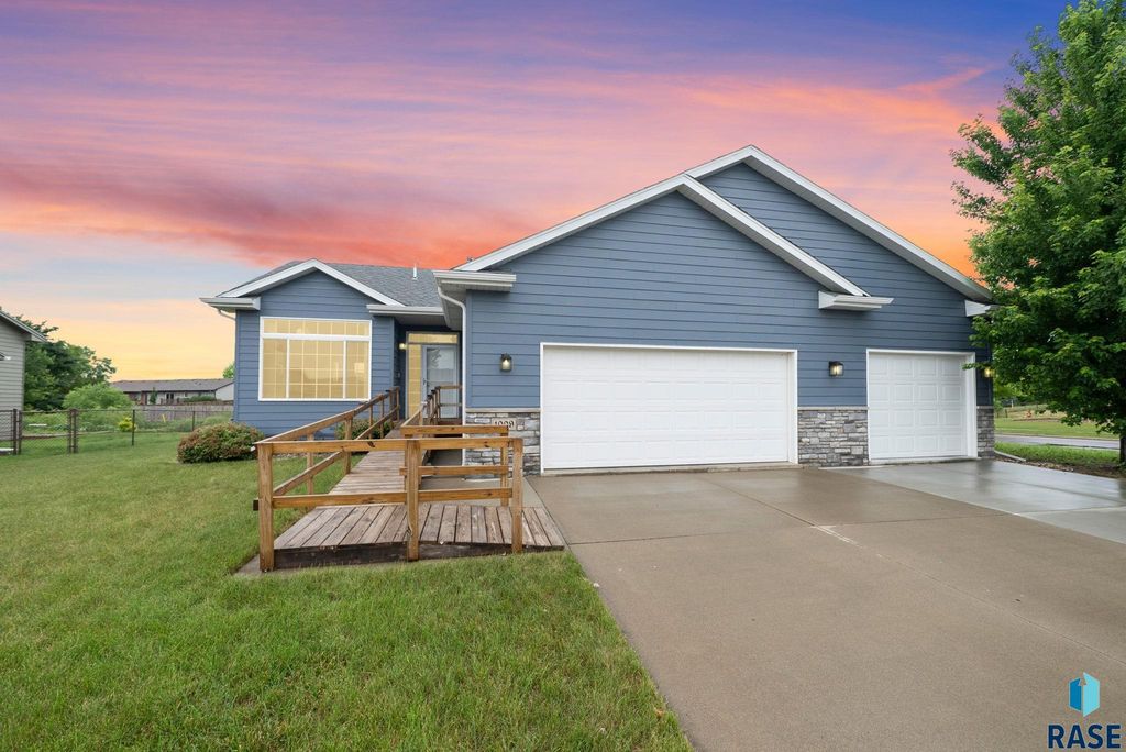 1009 Honeysuckle Dr, Harrisburg, SD 57032