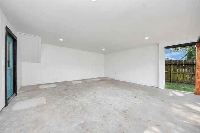 916 Woods Drive, Liberty, TX 77575