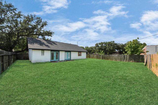 916 Woods Drive, Liberty, TX 77575