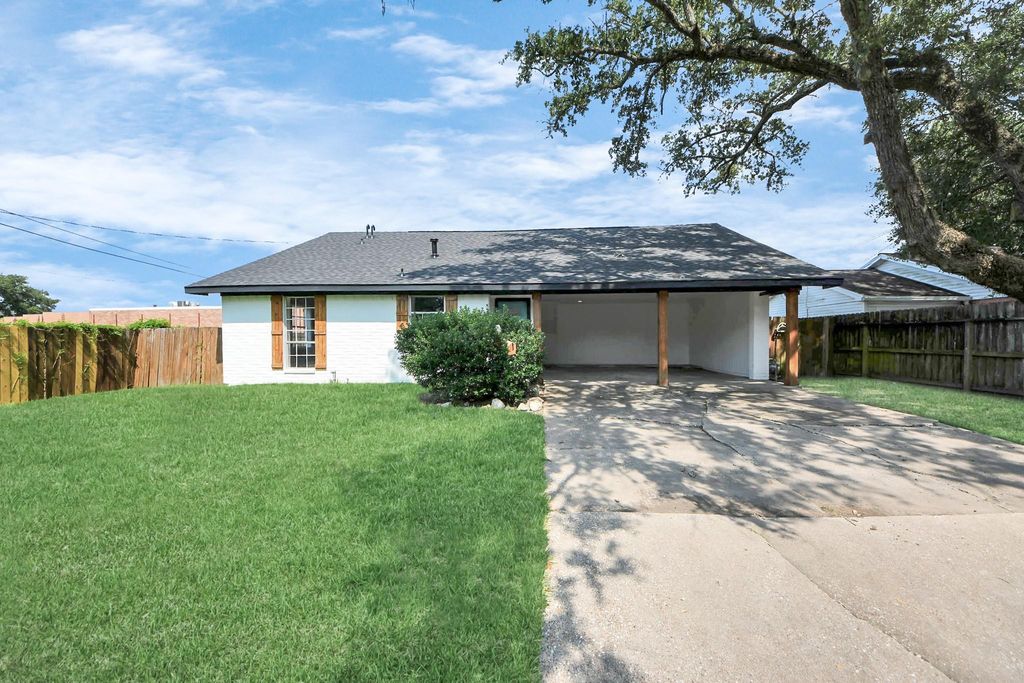 916 Woods Drive, Liberty, TX 77575