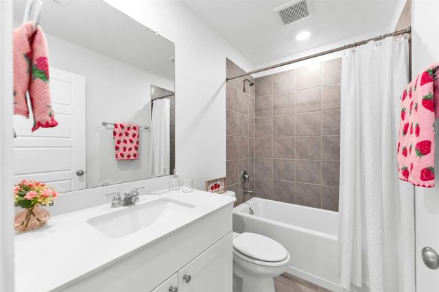 208 Charles Ridge Drive, Conroe, TX 77316