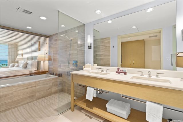 383 Kalaimoku Street E1803, Honolulu, HI 96815
